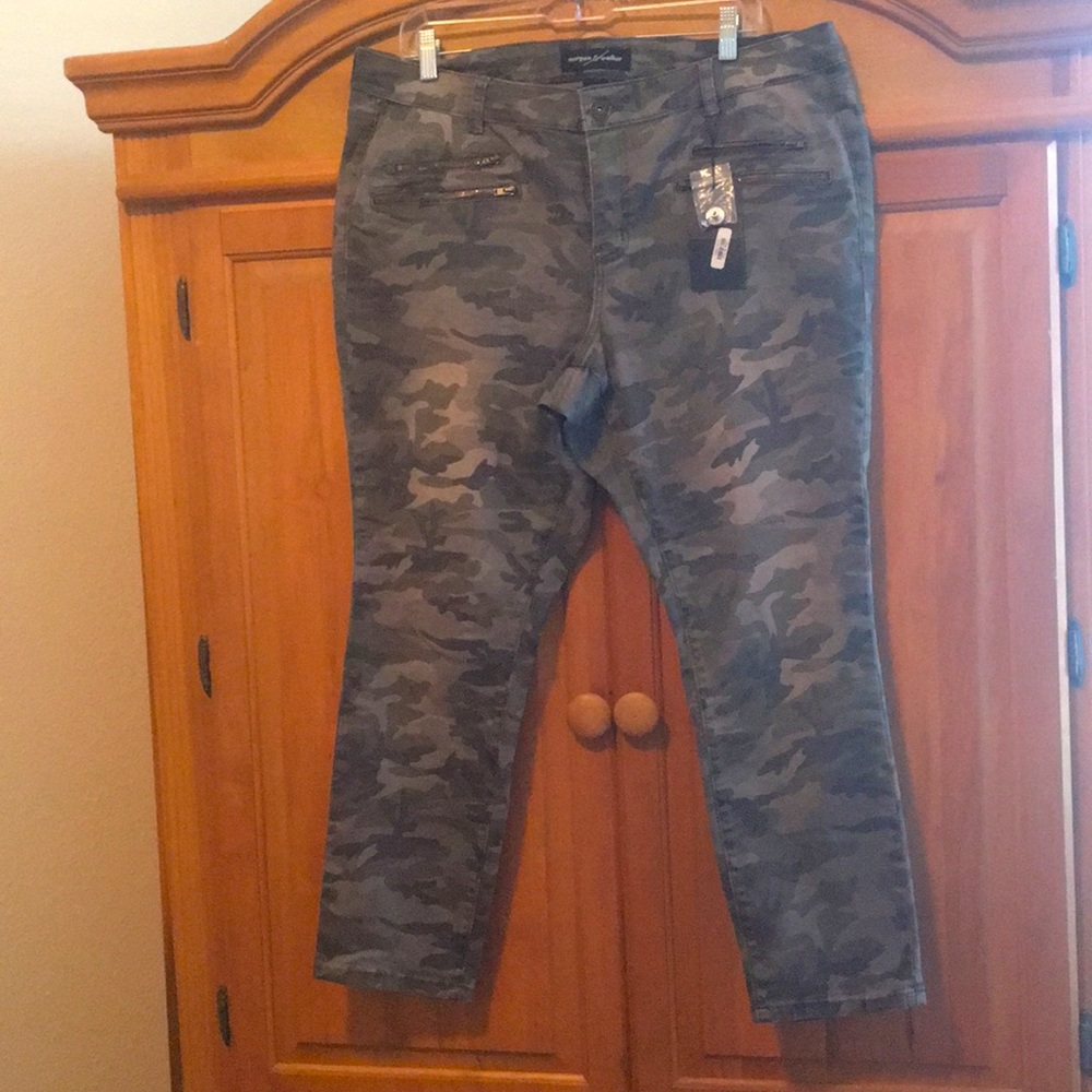 NWT Morgan & Walker Skinny Camo Print Pants.